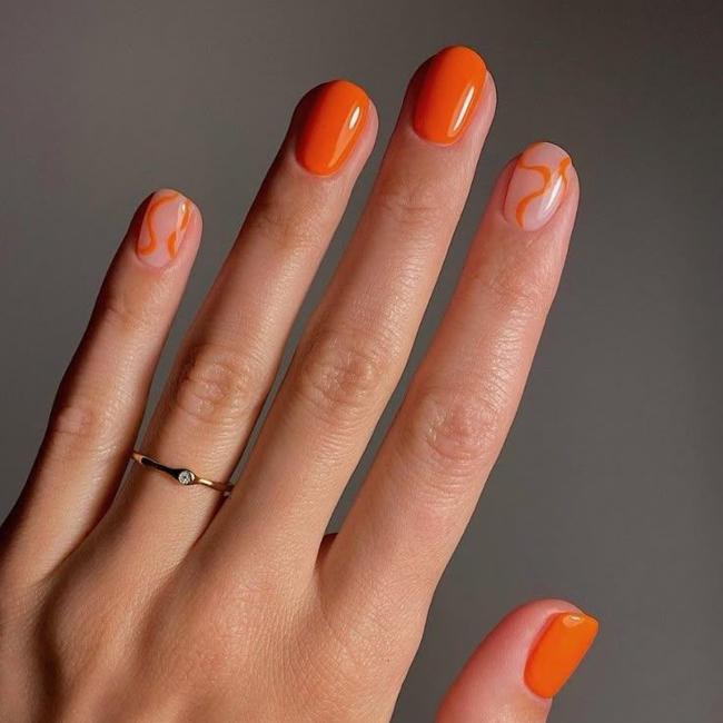 Tendencia de las uñas de color naranja de verano